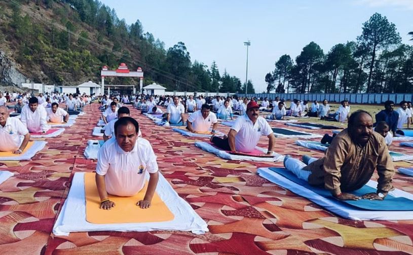 केदारनाथ से लेकर ऋषिकेश हरिद्वार तक....तस्वीरों में देखें देवभूमि में योग उत्सव