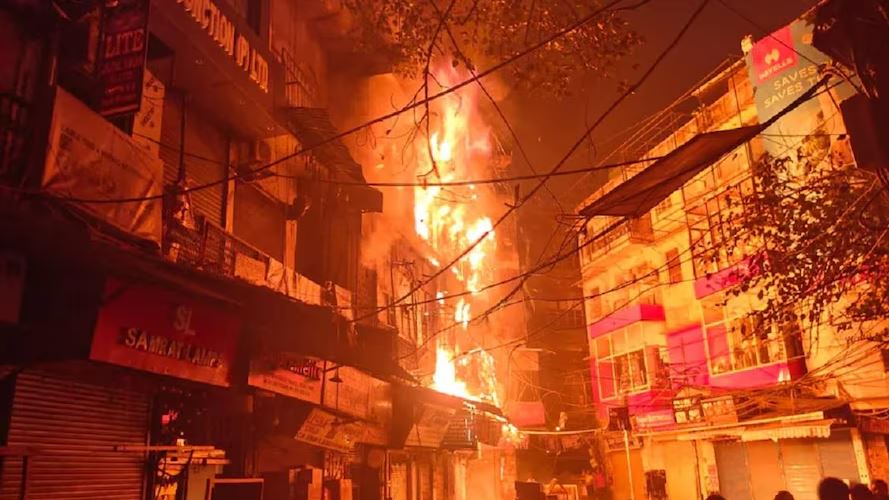 चांदनी चौक में दो इमारतें जमींदोज, 60 से अधिक दुकान जले