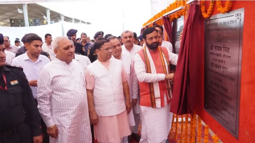 हरियाणा के पहले हवाई अड्डे की 3000 मी. लंबी हवाई पट्टी का सीएम ने किया लोकार्पण