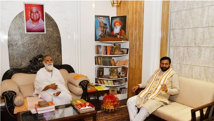 कुरुक्षेत्र पहुंचे सीएम सैनी, कार्यकर्ताओं व गीता मनीषी स्वामी ज्ञानानंद के साथ की चर्चा