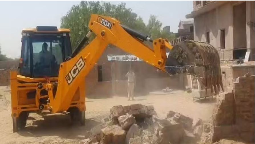 नशा तस्करों के खिलाफ पुलिस की कार्रवाई, दो बीघा सरकारी जमीन पर अवैध कब्जे को ध्वस्त किया