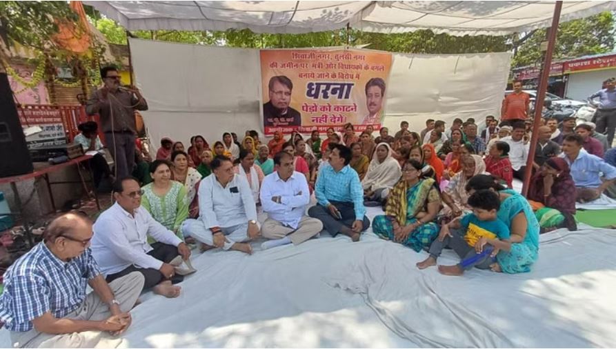 भोपाल: 29 हजार पेड़ों को काटने का विरोध, कांग्रेस नेताओं संग रहवासी धरने पर बैठे