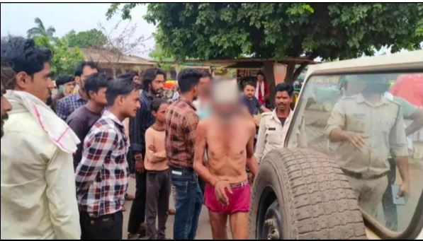 गुना में बुजुर्ग को अर्धनग्न कर सरेआम घुमाया, माथे पर लिखा 'मैं चोर हूं'