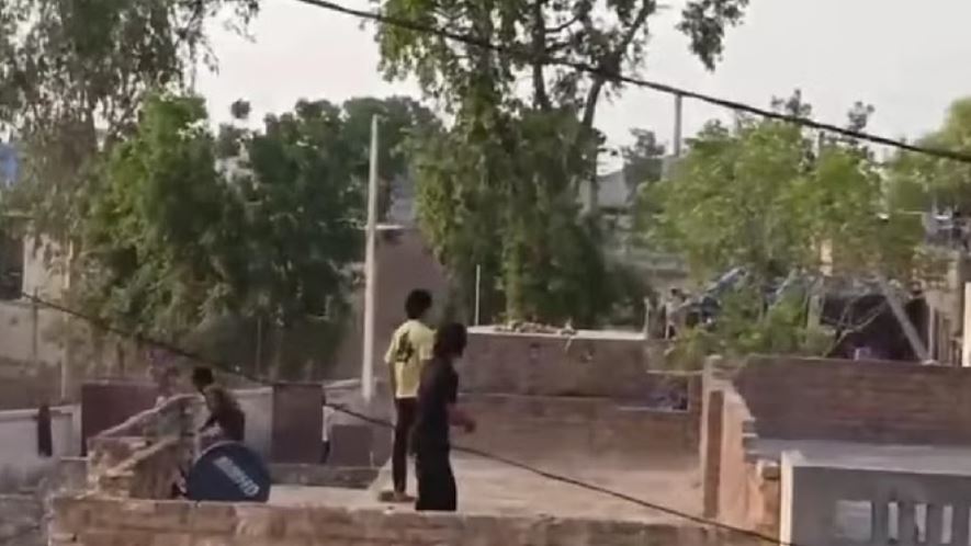 फतेहाबाद: टोहाना में दो गुटों ने एक-दूसरे पर बरसाई ईंटें और शराब की बोतलें