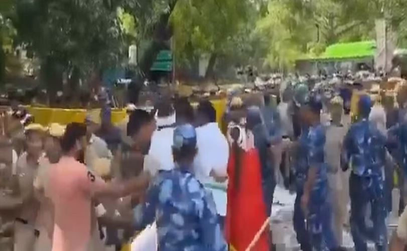 दिल्ली में नीट पर बवाल: युवा कांग्रेस का प्रदर्शन, पुलिस ने लाठी-डंडों से पीटा