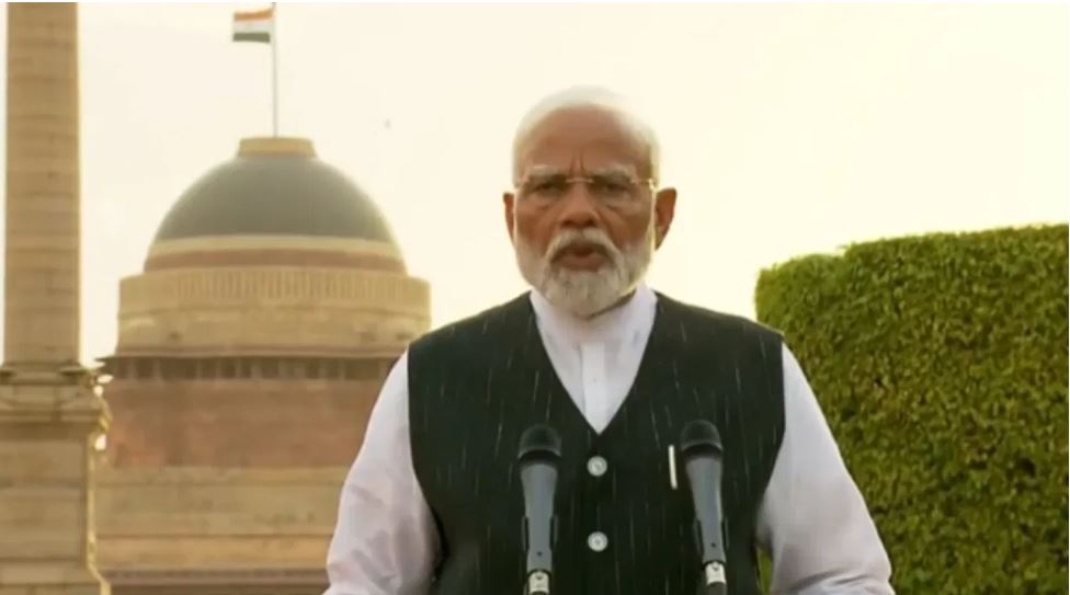 राष्ट्रपति ने दिया सरकार बनाने का न्यौता, मोदी बोले- मेहनत में कोई कमी नहीं रखेंगे