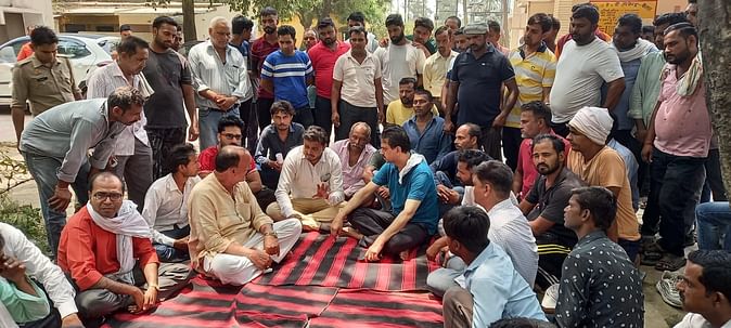 मुजफ्फरनगर: संविदाकर्मी लाइनमैन के परिजनों ने दिया बिजलीघर पर धरना