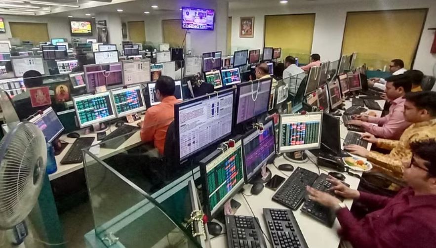 शेयर बाजार में हरियाली; सेंसेक्स 250 अंक मजबूत हुआ, निफ्टी 23600 के पार