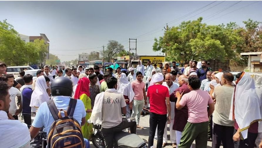 भिवानी: पेयजल संकट से परेशान लोगों ने भिवानी-हांसी मुख्य सड़क पर लगाया जाम