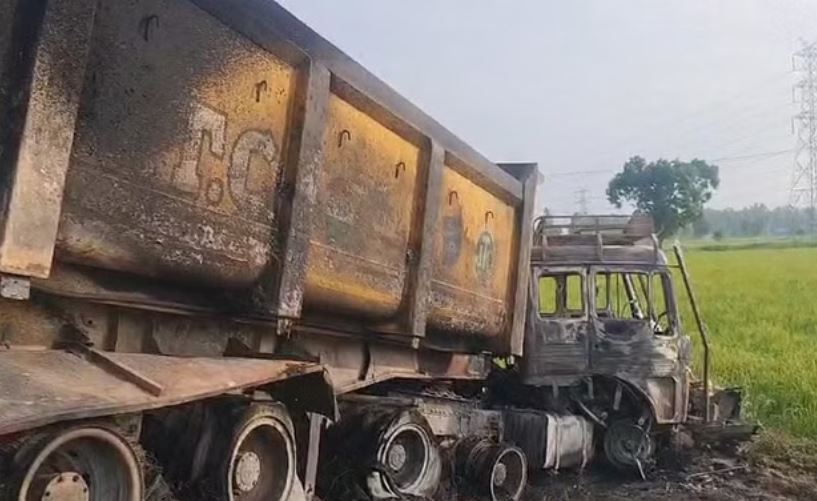 काशीपुर: आग में जिंदा जला युवक, एनएच-74 में आमने-सामने भिड़े दो डंपर