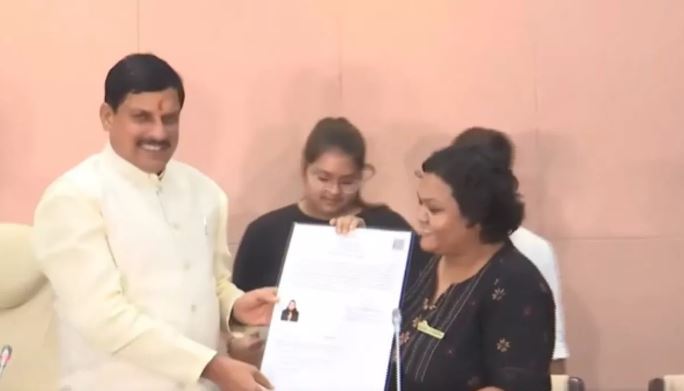 एमपी में सीएए के तहत नागरिकता मिलनी शुरू, सीएम यादव ने सौंपा प्रमाण पत्र