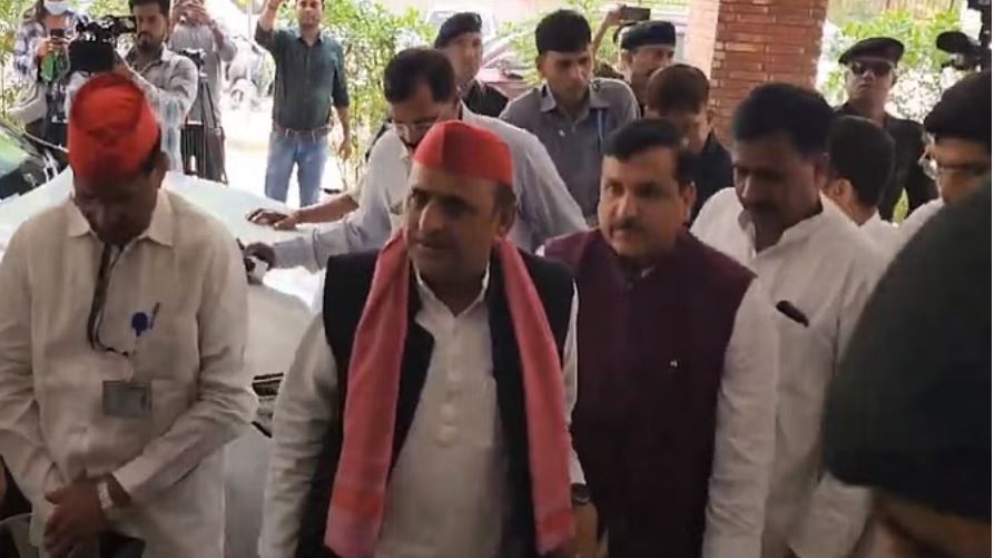 आतिशी से मिलने एलएनजेपी अस्पताल पहुंचे अखिलेश यादव