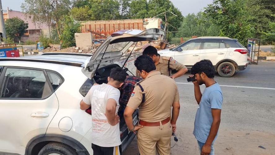 यूपी-उत्तराखंड को जोड़ने वाले संपर्क मार्गों पर चेकिंग तेज, तीन लाख की नकदी पकड़ी