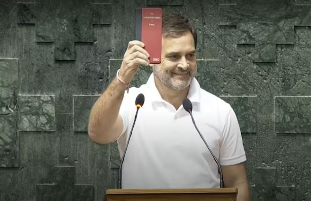 राहुल गांधी ने संविधान की कॉपी हाथ में लेकर सांसद पद की शपथ ली