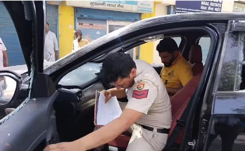 फतेहाबाद: पुरानी कोर्ट रोड पर रंजिश में 15-20 बदमाशों ने गाड़ी पर बरसाई ईंटें