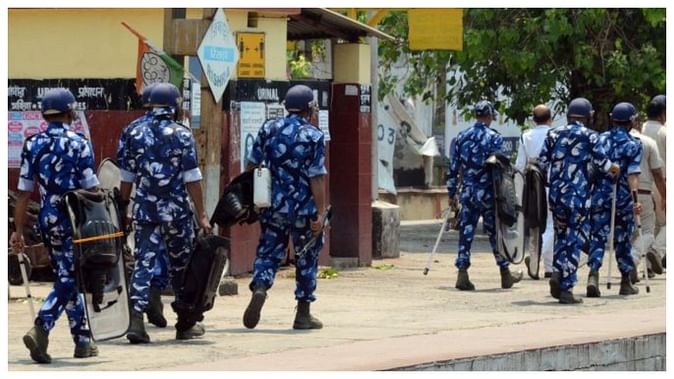 सातवें चरण में भी बंगाल में भड़की हिंसा, जयनगर में भीड़ ने वीवीपैट लूटीं, तालाब में फेंकी