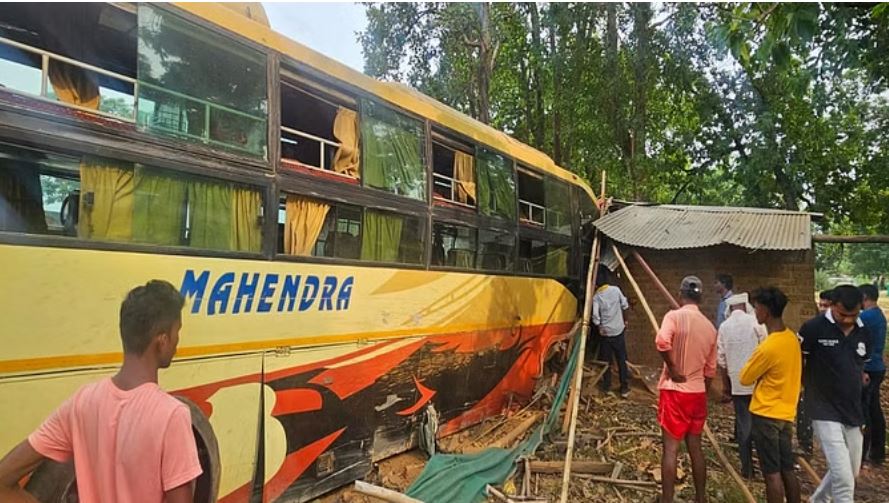 जगदलपुर: टायर फटने से अनियंत्रित होकर सड़क किनारे दुकान में घुसी बस, दो की मौत