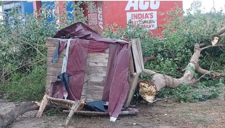 संभल में आंधी से खंभा और पेड़ गिरा, दो मकान टूटे