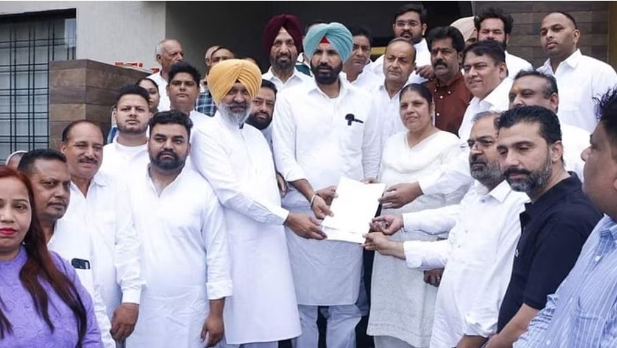 उपचुनाव: कांग्रेस उम्मीदवार सुरिंदर कौर और आप प्रत्याशी मोहिंदर भगत ने भरा नामांकन