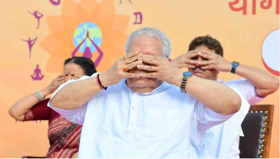 राज्यपाल और मुख्यमंत्री पहुंचे योग करने, योग स्वयं और समाज के लिए का दिलाया संकल्प