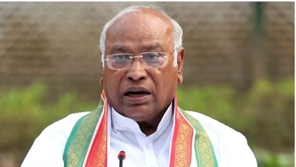 'कभी भी गिर सकती है एनडीए की सरकार' खरगे के बयान से मचा सियासी बवाल