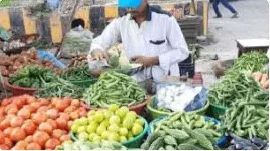 महंगाई बिगाड़ रही घर का बजट: टमाटर हुआ 'लाल' तो प्याज निकाल रहा 'आंसू'