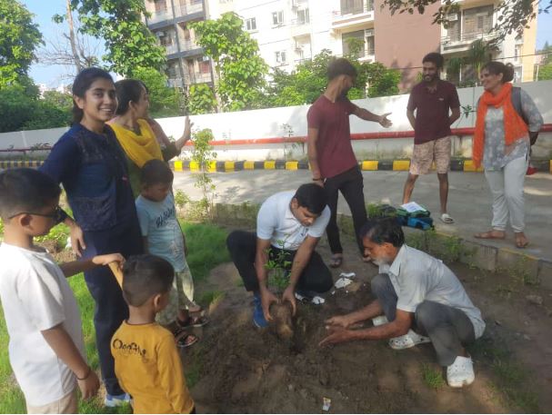 उत्तराखंड लोकपर्व हरेला: स्वयंसेवको द्वारा किया गया वृक्षारोपण