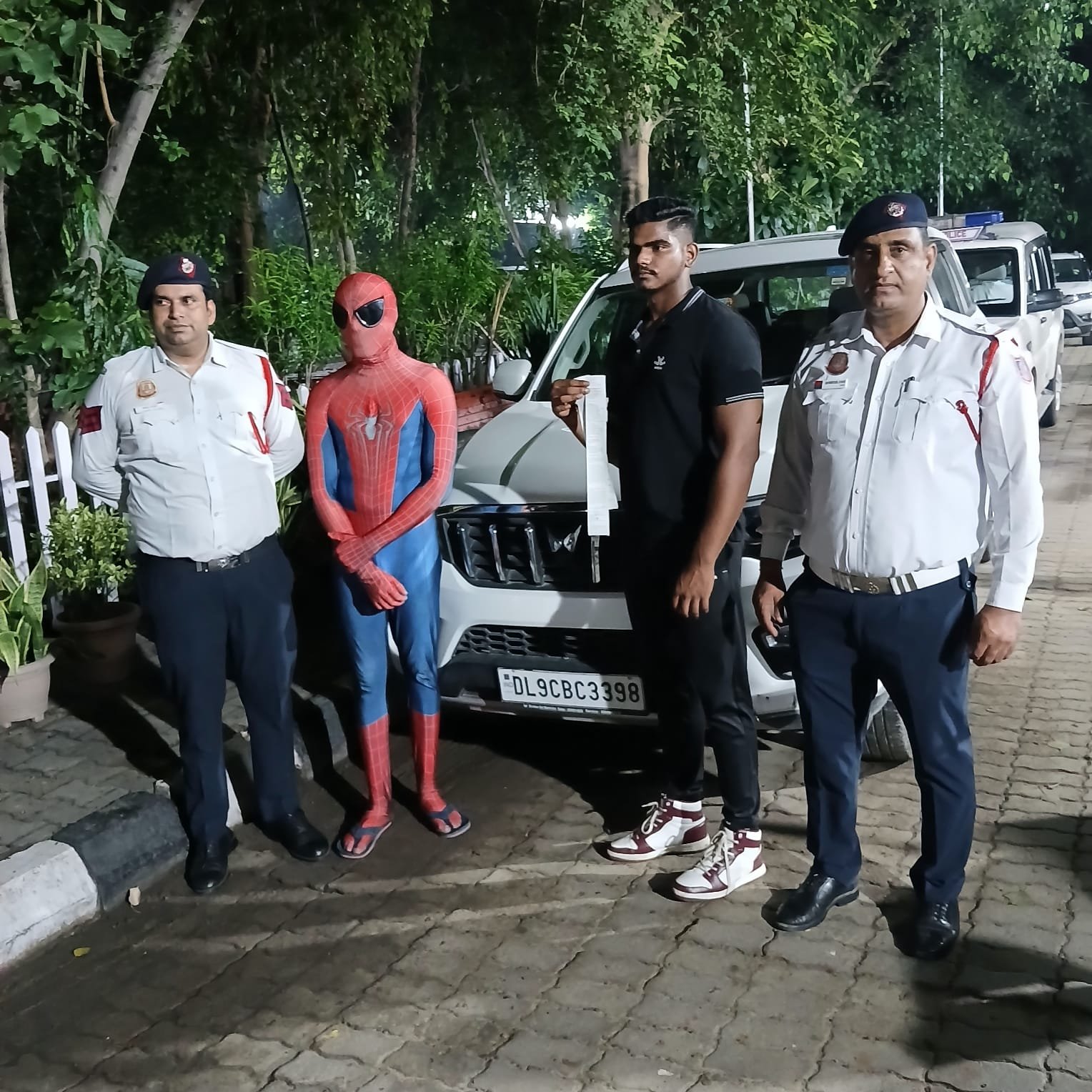 दिल्ली: कार के बोनट पर बैठा था 'स्पाइडरमैन', पुलिस ने जाल फेंक कर दबोचा