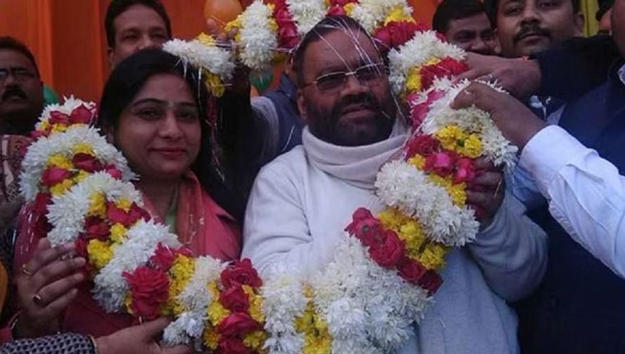 पूर्व मंत्री स्वामी प्रसाद मौर्य व उनकी बेटी संघमित्रा मौर्य फरार घोषित