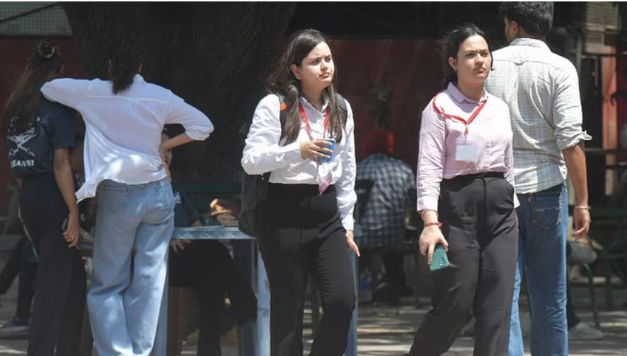 दिल्ली में बूंदाबांदी ने बढ़ाई उमस, दिनभर लोग रहे परेशान