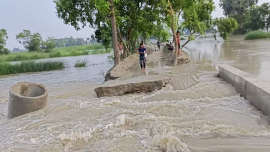 चंपारण में बह गई निर्माणधीन पुलिया, गंडक नदी का तेज बहाव नहीं झेल पाई