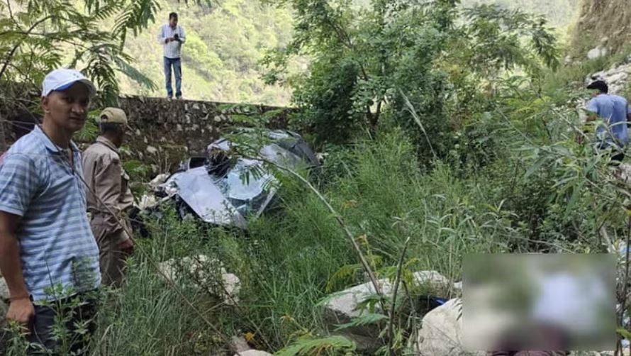 सिंगोटी के पास अनियंत्रित होकर खाई में गिरी कार, देहरादून के युवक की दर्दनाक माैत