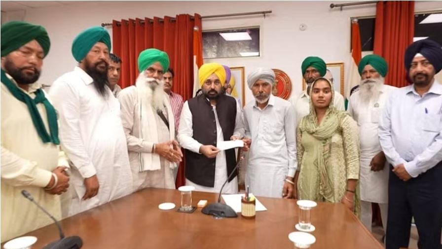 पंजाब: युवा किसान शुभकरण के परिवार को 1 करोड़ का चेक, सरकारी नौकरी भी मिली