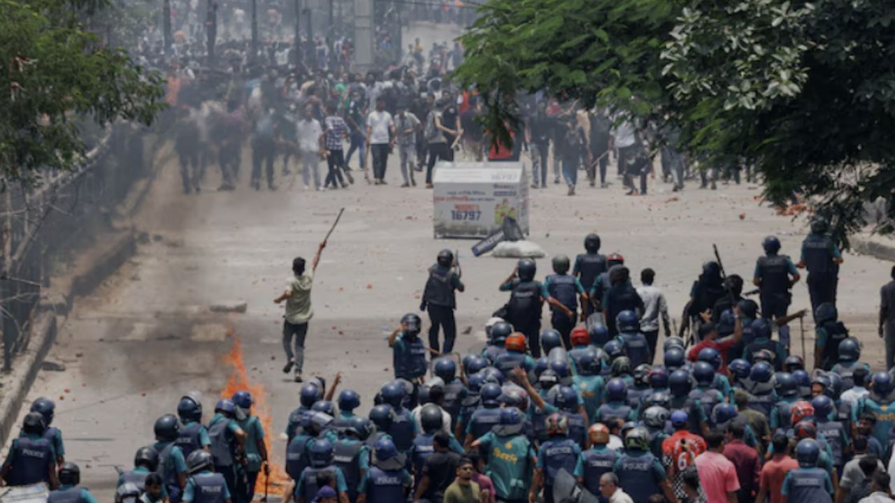 बांग्लादेश हिंसा: पुलिस ने बढ़ाया कर्फ्यू, शूट एट साइट के ऑर्डर