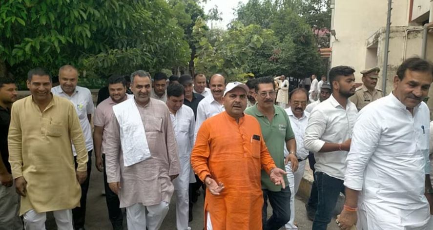 मुजफ्फरनगर: सांसद हरेंद्र मलिक, पूर्व मंत्री संजीव बालियान और कपिल देव कोर्ट में पेश हुए