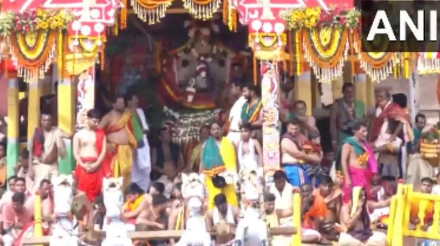 ओडिशा: रथ यात्रा के दूसरे दिन पुरी के जगन्नाथ मंदिर में उमड़ीं भारी भीड़