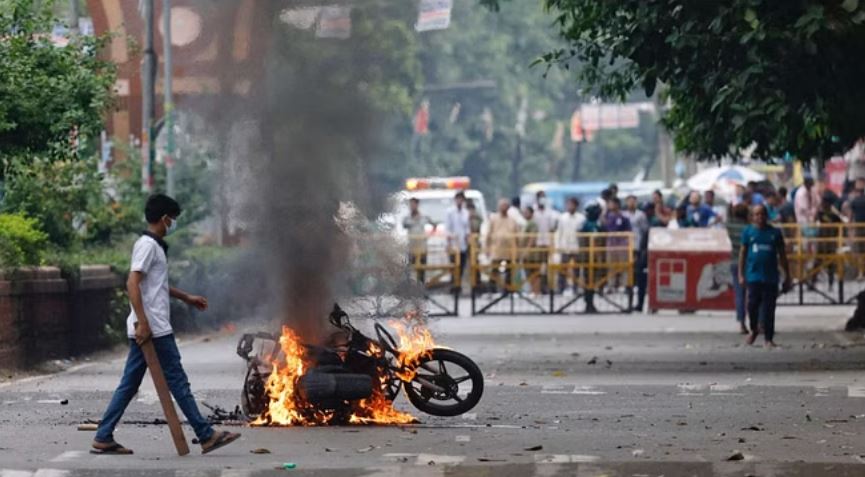 बांग्लादेश में हिंसा के बीच भारत वापस लौटे सैकड़ों छात्र, जानें कितने अभी भी फंसे