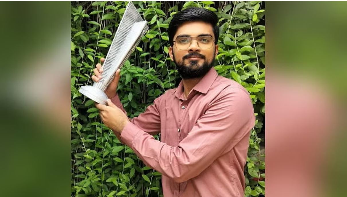मुज़फ्फरनगर: तुषार ने पेपर से बनाई टी-20 वर्ल्ड कप ट्राॅफी, पहले भी बना चुके हैं कई माॅडल