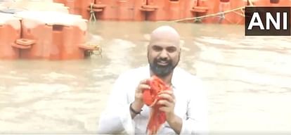 सम्राट चौधरी ने उतारी पगड़ी; सरयू में लगाई डुबकी