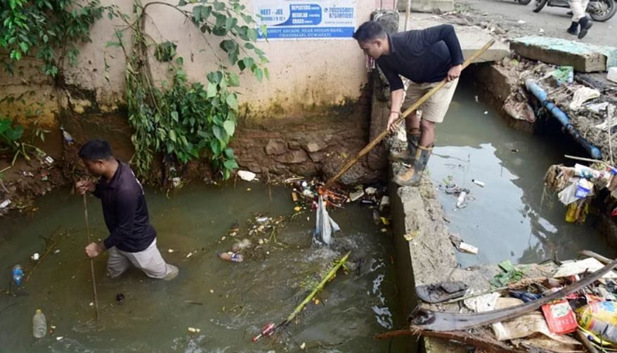 आठ साल के बच्चे को कीचड़ से भरे नाले में ढूंढ रहा था पिता, 72 घंटे बाद मिला शव