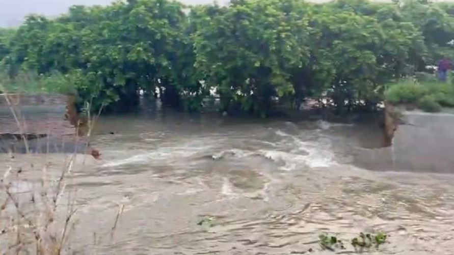 दिल्ली: पानी का अधिक दबाव होने की वजह से टूटी मुनक नहर