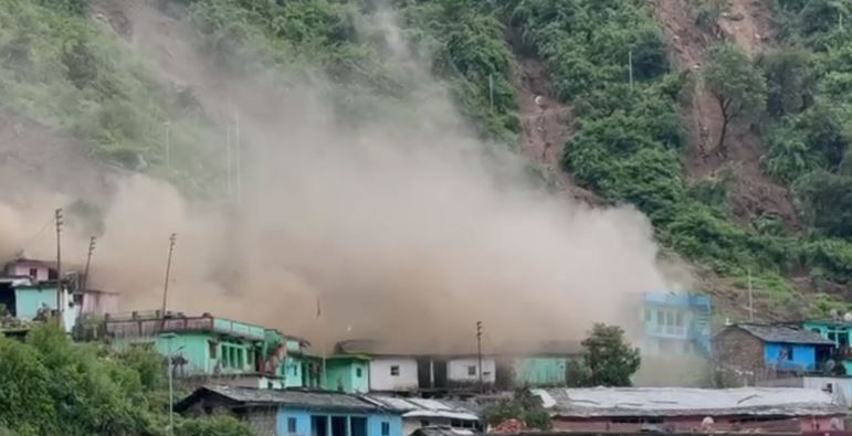 टिहरी के तिनगढ़ गांव में फिर हुआ भूस्खलन, 15 मकान मलबे में दबे