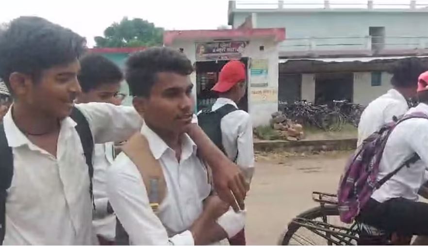 स्कूल आने में हुई देरी तो प्राचार्य ने बंद किया ताला, बाहर खड़े रहे शिक्षक और बच्चे