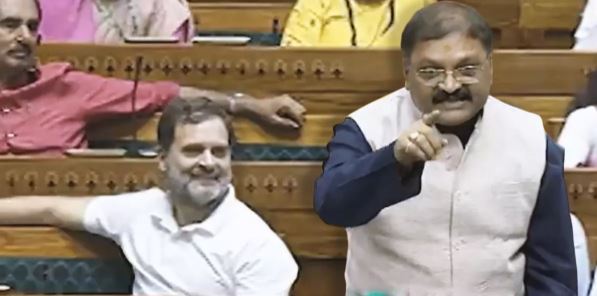 लोकसभा में 'हिंदू' बयान पर सुनाते रहे बीजेपी सांसद संतोष पांडे, मुस्कराते रहे राहुल गांधी