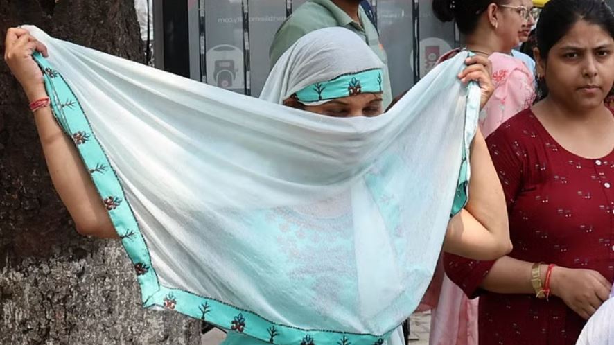 दिल्ली: उमस भरी गर्मी से लोग बेहाल, 35.8 डिग्री रहा अधिकतम पारा