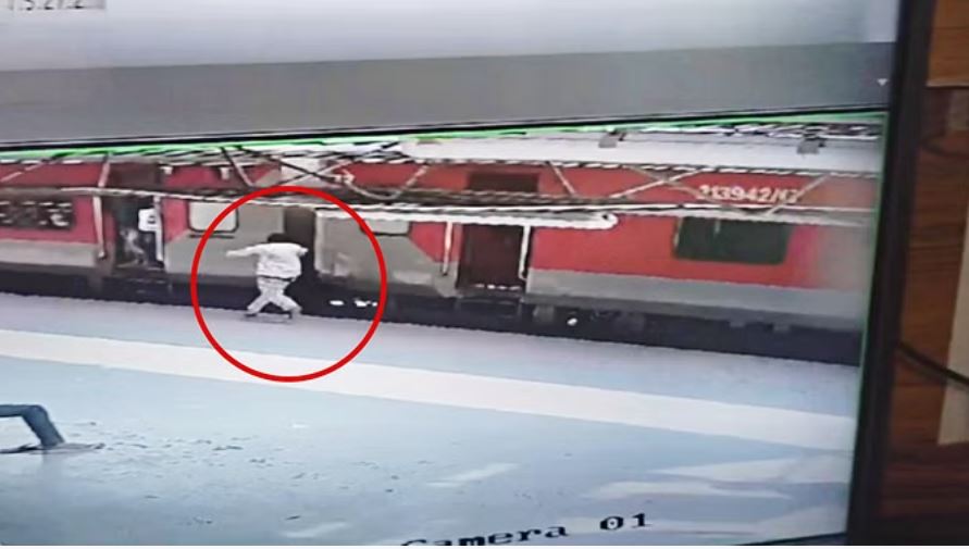 मुजफ्फरपुर: ट्रेन के दो कोच के बीच में अचानक कूद गया शख्स, घटना सीसीटीवी में हुई कैद
