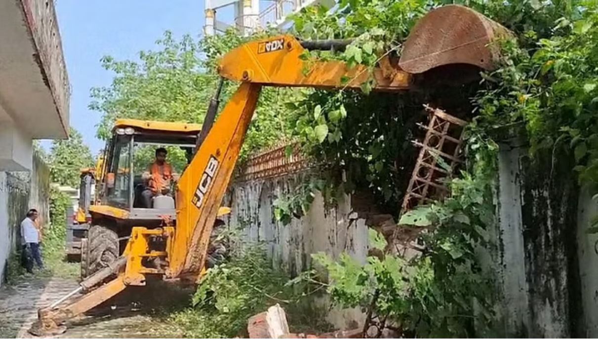 आजम खां पर बुलडोजर कार्रवाई,  हमसफर रिसोर्ट पर गरजी जेसीबी
