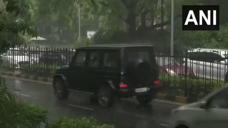 दिल्ली-एनसीआर में बारिश से मौसम हुआ सुहावना, लोगों को उमस से मिली राहत