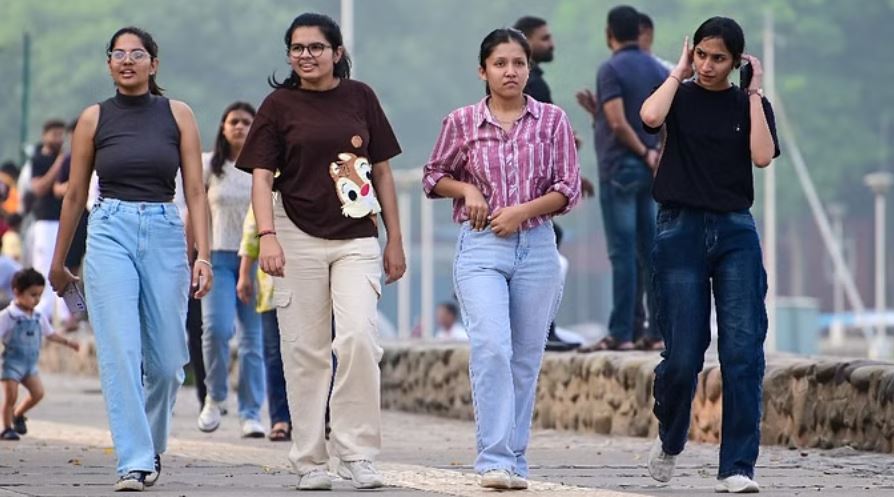 दिल्ली: बूंदाबांदी ने बढ़ाई उमस, न्यूनतम तापमान में तीन डिग्री सेल्सियस की बढ़ोतरी