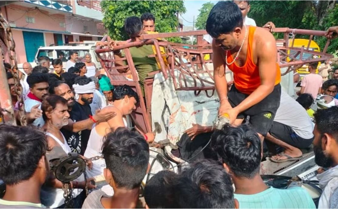 बलिया: खड़े ट्रक से टकराई पिकअप, एक छात्र की मौत; 10 घायल